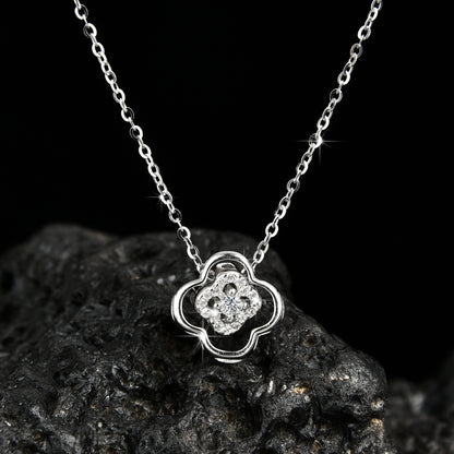 Fashionable and creative four-leaf clover pendant necklace