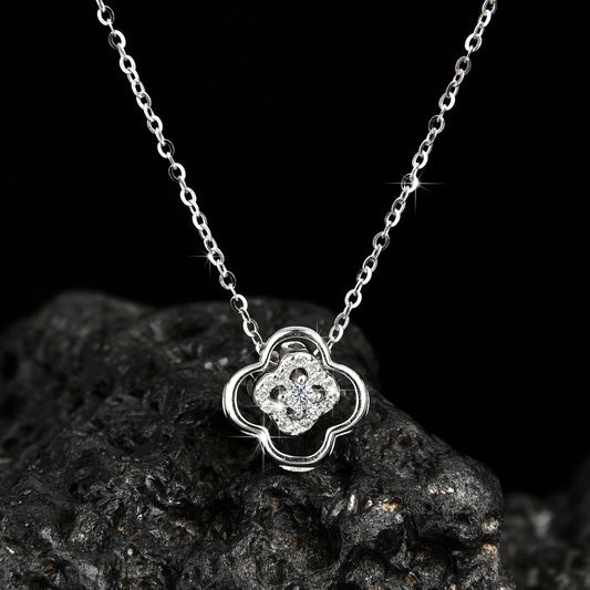 Fashionable and creative four-leaf clover pendant necklace