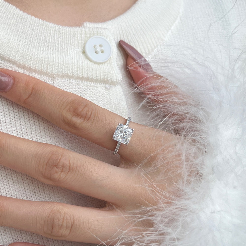 Classic and fashionable ice flower cut zircon ring