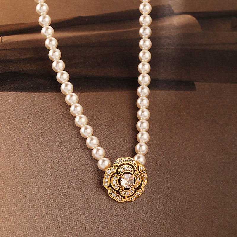 36-High-end personalized retro flower pearl necklace