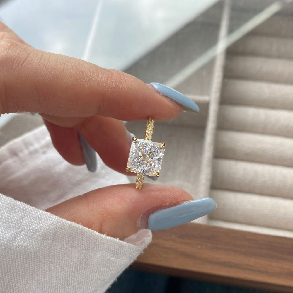 Classic and fashionable ice flower cut zircon ring