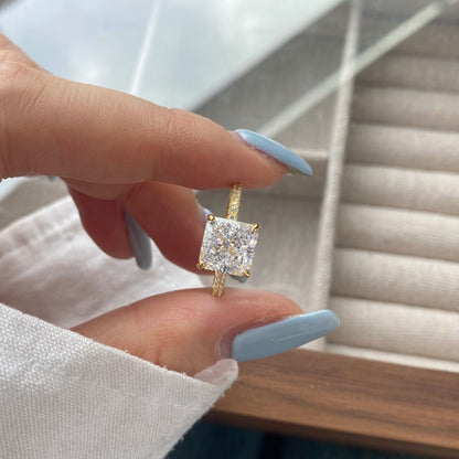 Classic and fashionable ice flower cut zircon ring