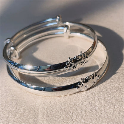 A pair of smooth dragon push-pull bracelets for children